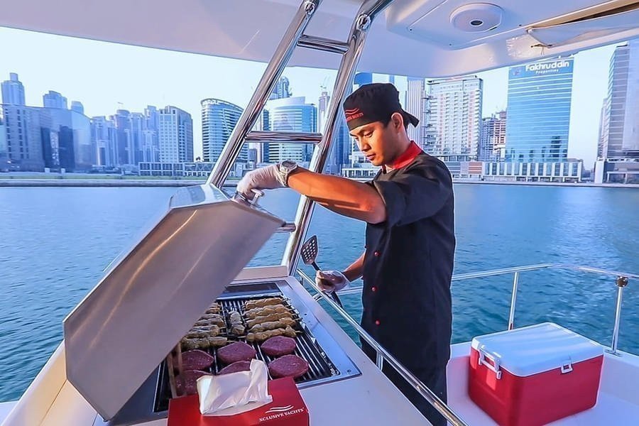 Dubai Lunch Yacht Tour